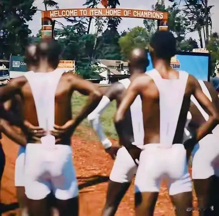 据说这是李宁的新款跑步背心，好像也不能叫背心，肯尼亚的精英们已经穿上了，昨晚在广