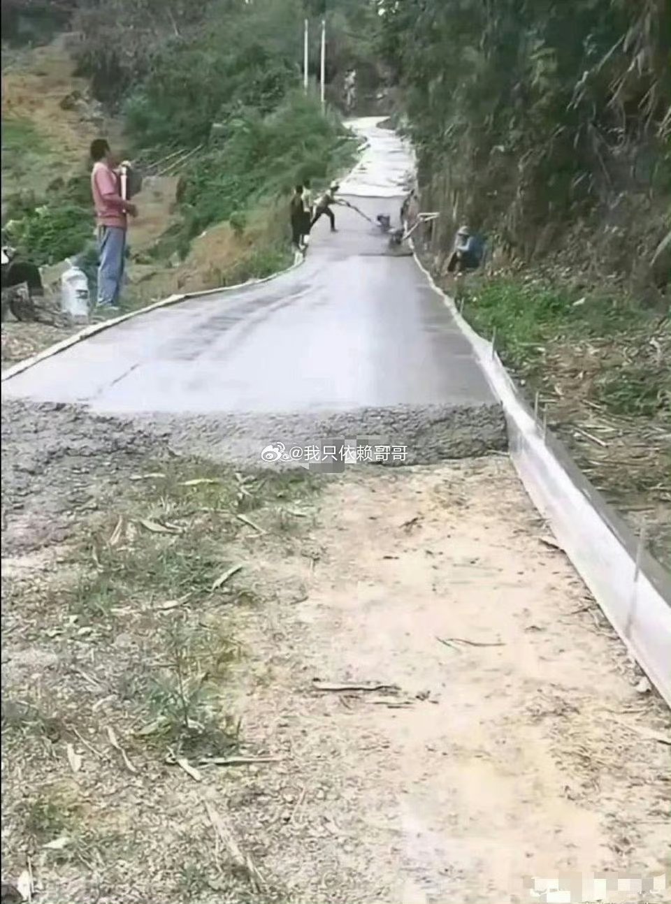 这路修的不需要放钢筋吗？ 