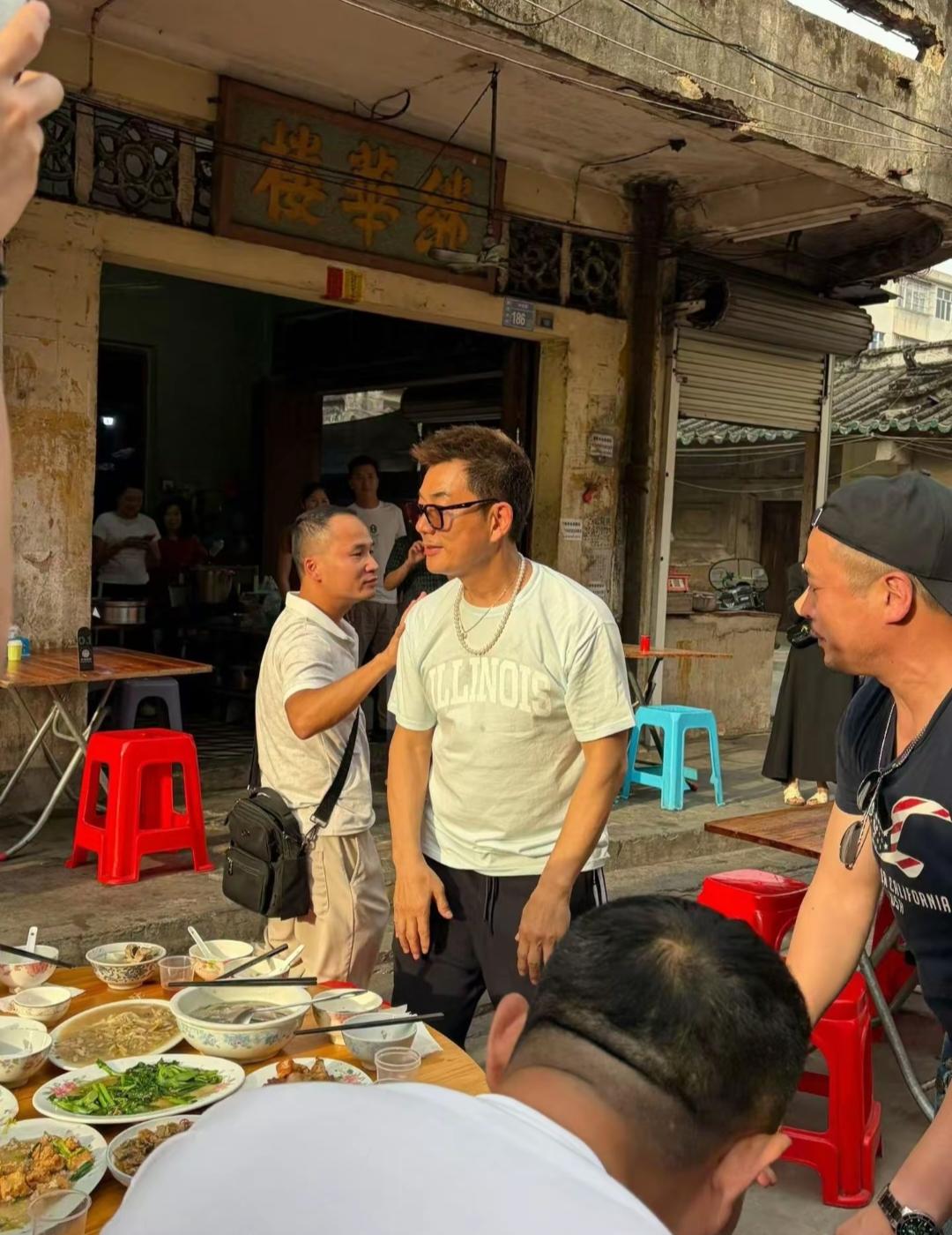 60岁任贤齐现身广东城中村一家苍蝇馆路边摊吃特色潮汕菜，他穿着一身休闲服，真人看