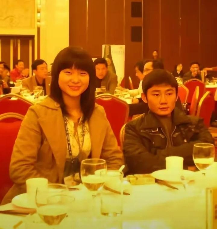 从这张照片里一眼就能看出张雪老婆颜值很高，长得非常漂亮，五官亮眼气质也非常出众，
