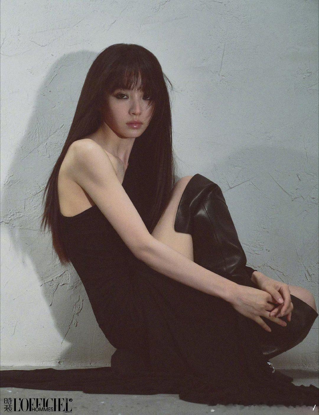 田曦薇烟熏妆公主切充满张力的一组，从妆造到眼神动作，都很有暗黑感。田曦薇