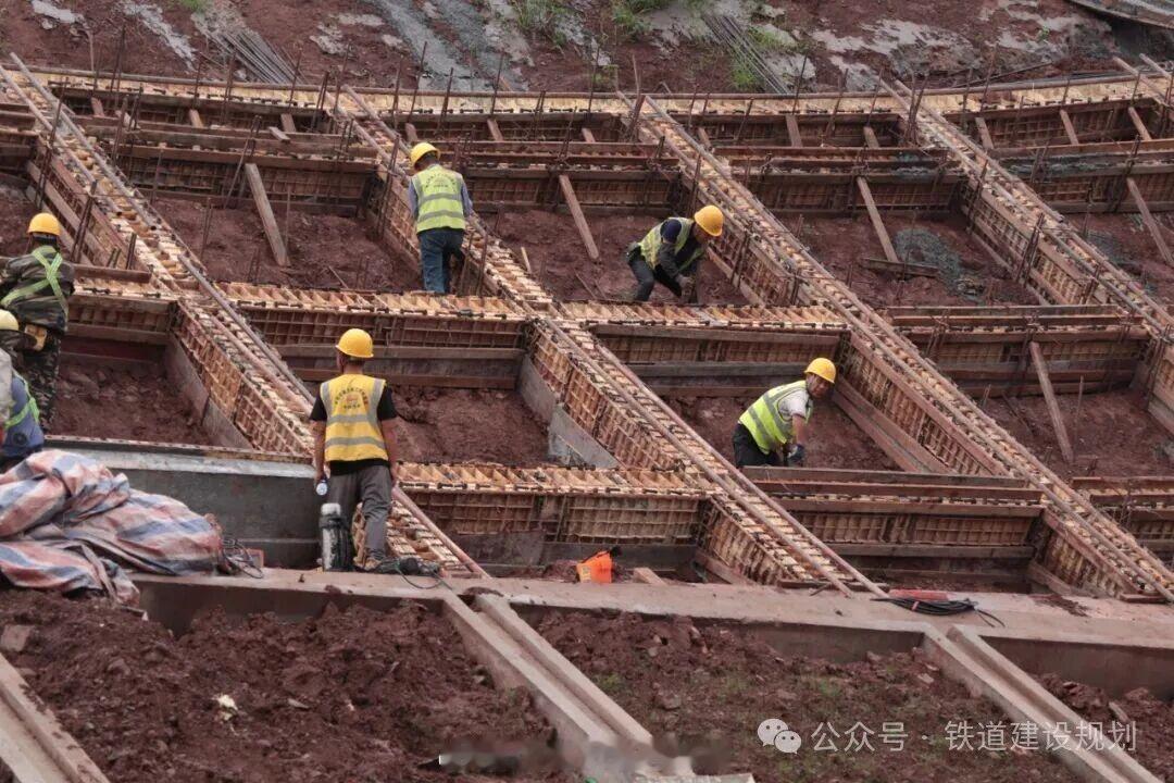 高铁头条【完成投资108亿！重庆4条在建高铁迎突破】西南铁路公众号10日消息：今