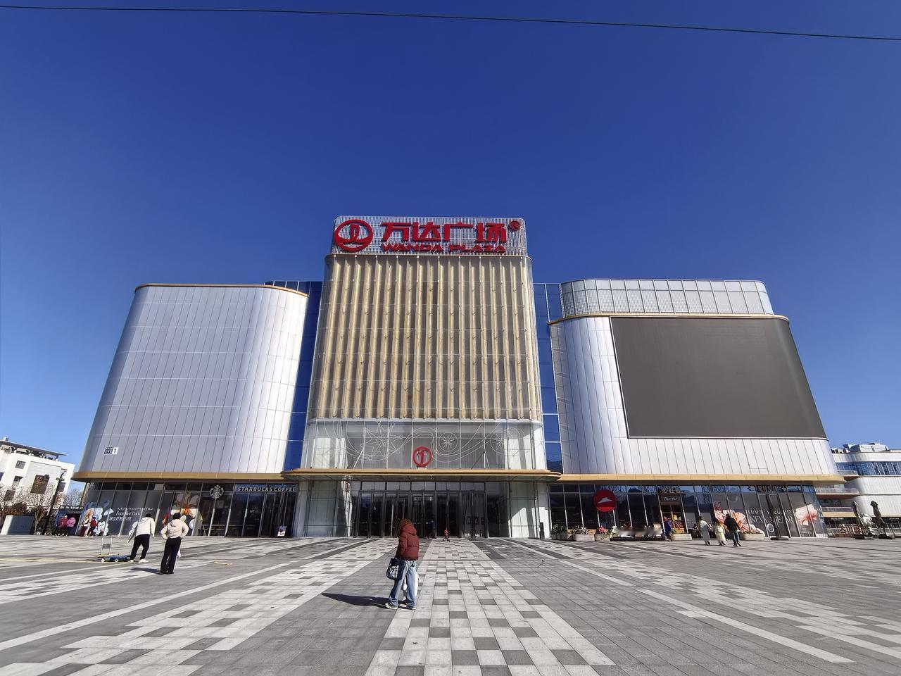 今天上午去平谷万达广场打羽毛球，没一会儿看到许多家长带着孩子来这里玩，我很纳闷就