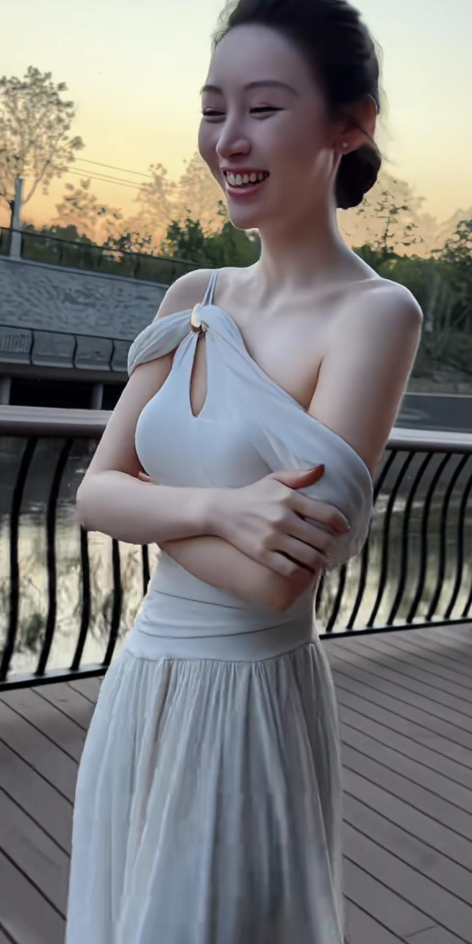 摔倒的“小插曲”
夕阳把天空染成了温柔的橘粉色，晚风轻轻拂过湖边的垂柳，我和好友