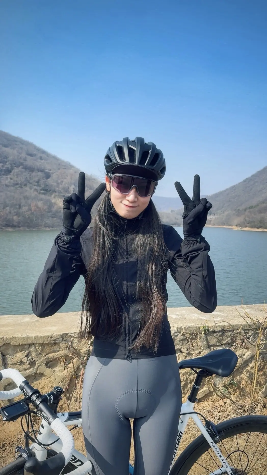 戴上头盔 我的眼里只有车，取下头盔 我的眼里只有你😉