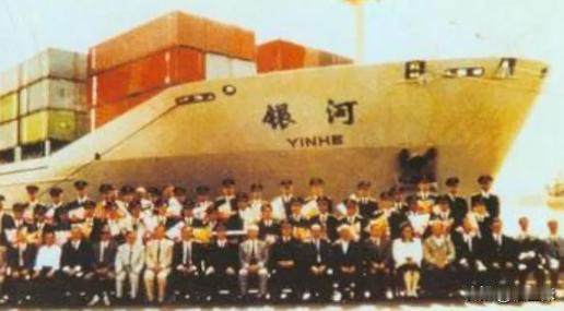 1993年，美士兵登上我“银河号”货轮搜查。打开角落一个货柜，里面露出几个金属桶