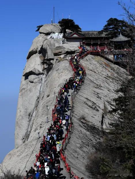 近日，一男子在陕西华山参加一日游时，不幸在攀爬山脊时翻越护栏坠亡，令家属和社会为