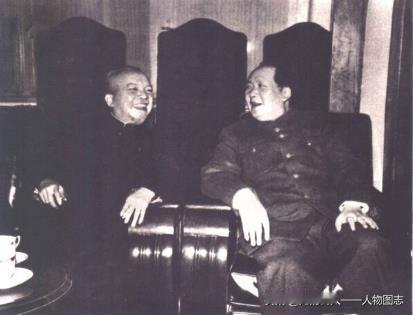 毛泽东和李济深在亲切交谈