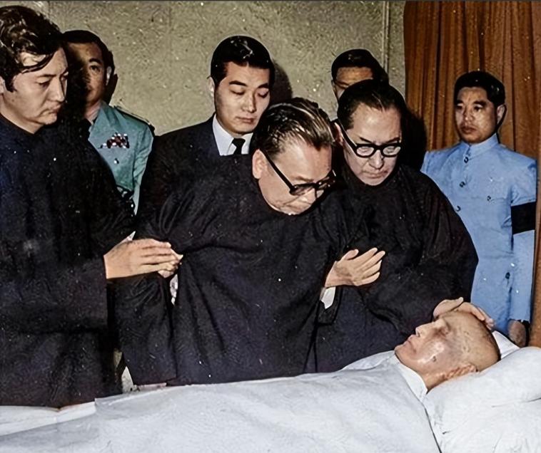 1975 年，蒋介石在台湾病逝。入殓时，蒋经国按照老家习俗，给他穿了 7 条裤子