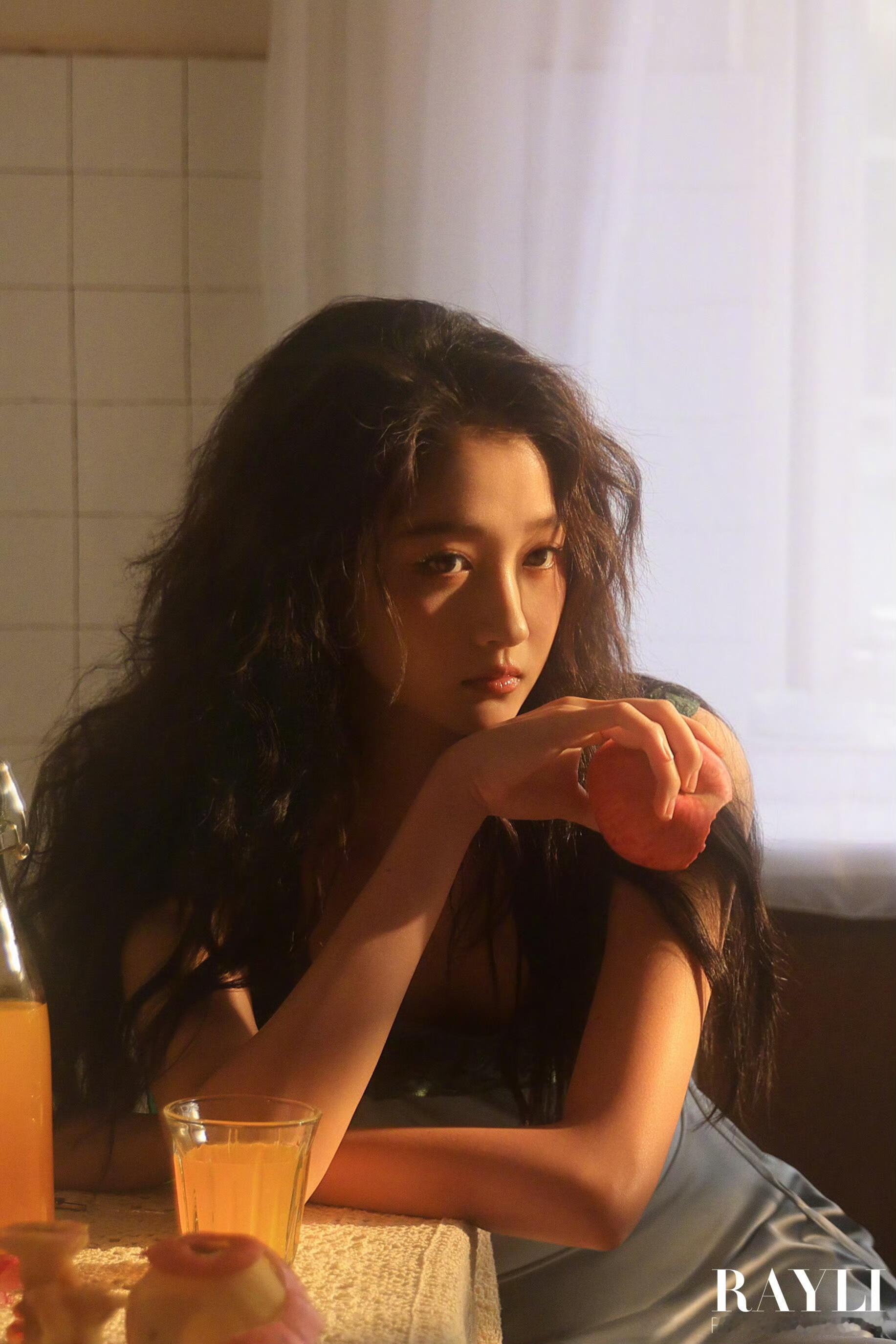 陈漫拍的关晓彤陈漫真的好懂怎么给关晓彤设计动作，拍得好高级，完全展现出了女孩蜕变