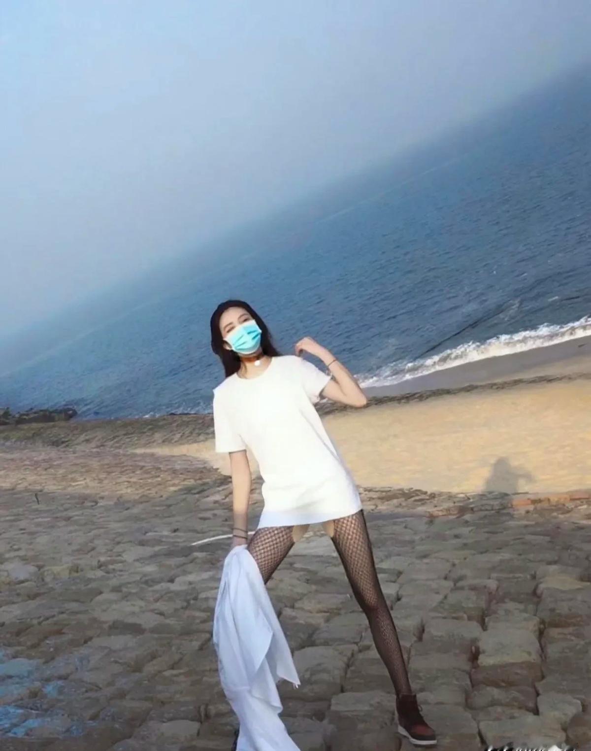 一张图差点把女友气哭

下一秒她自己笑到蹲地上

那天我拽着林夏冲到日落海边，想