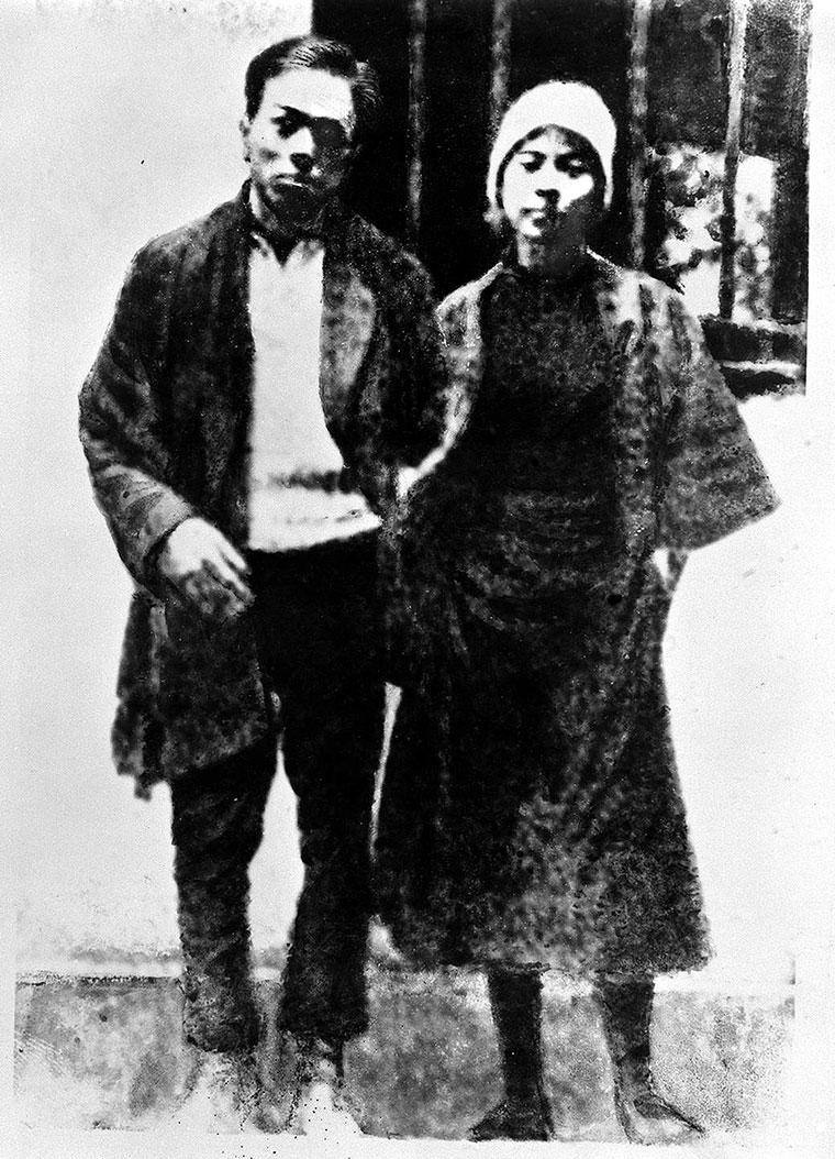 [微风]1928年，两位夫妻同志在敌人狱中受尽折磨后将被处死。临刑前，敌人：要上