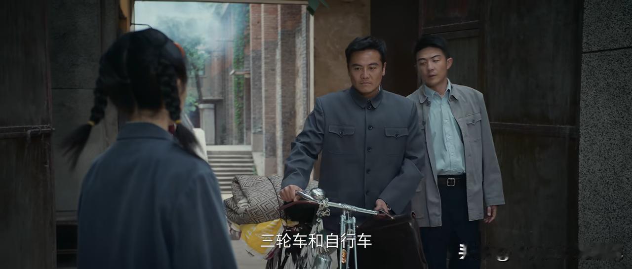 记得在原著中，有两次在离开时候放鞭炮的情节

一次就是黄正经调离剧团时，胡三元放