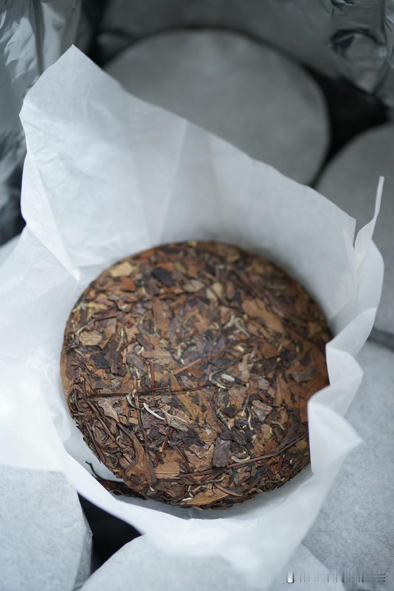 2016年老白茶（一开箱满屋枣香）
350克圆饼，早期压的饼实在干净。