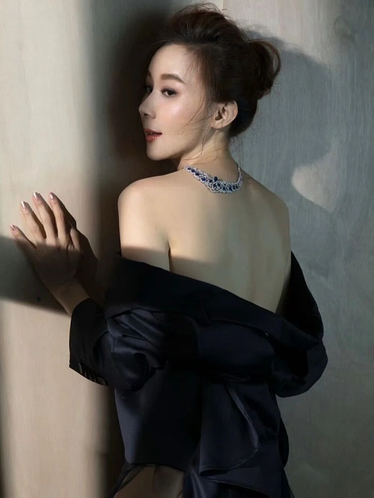 萧蔷58岁身材58岁依旧维持少女般纤细匀称身材，22寸小蛮腰、修长笔直长腿，紧致