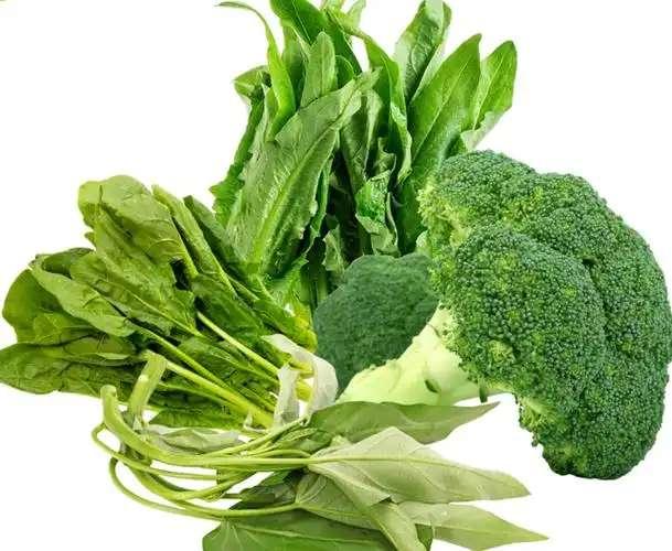反复口腔溃疡常与维生素B2、B12、叶酸、维生素C及锌、铁摄入不足有关，饮食上多