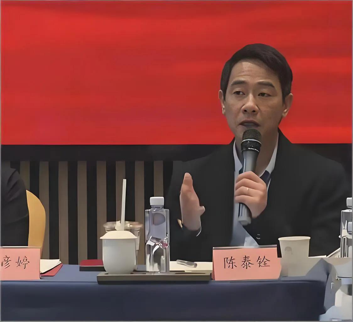 陈小春估计烦透了，
他烦的不是当上了委员，
而是他已经59岁了，居然还有很多人，