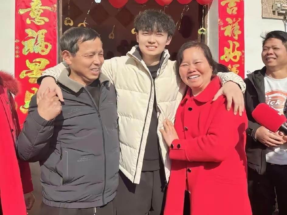 找到亲生父母后，他毅然辞掉工作，退还养父母购置的车房，办理户口迁移，彻底回归原生