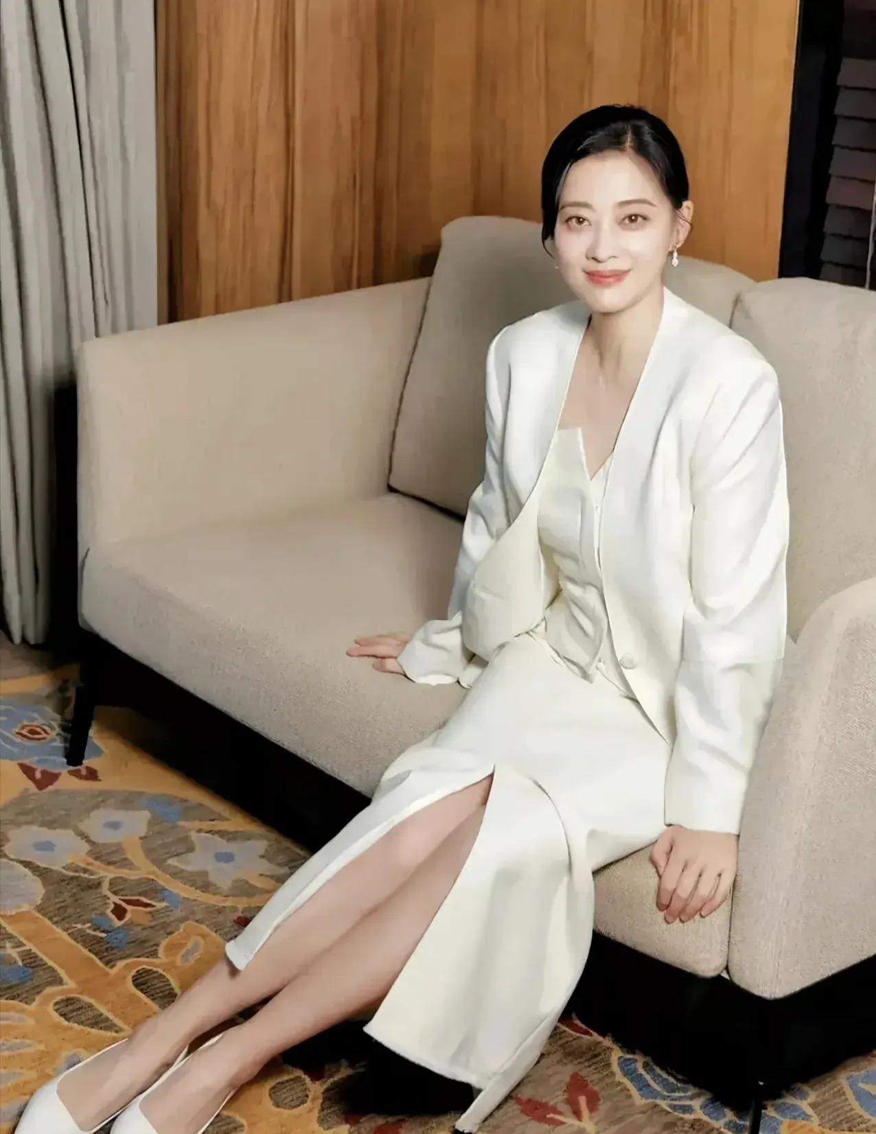 梅婷，真漂亮！特别是那双水汪汪的大眼睛和性感的樱桃小嘴！太美了……#娱乐# #明