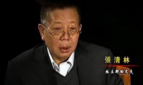 2022年，78岁的林豆豆头发花白，拄着拐杖，面容显得有些憔悴，她望着丈夫的遗体