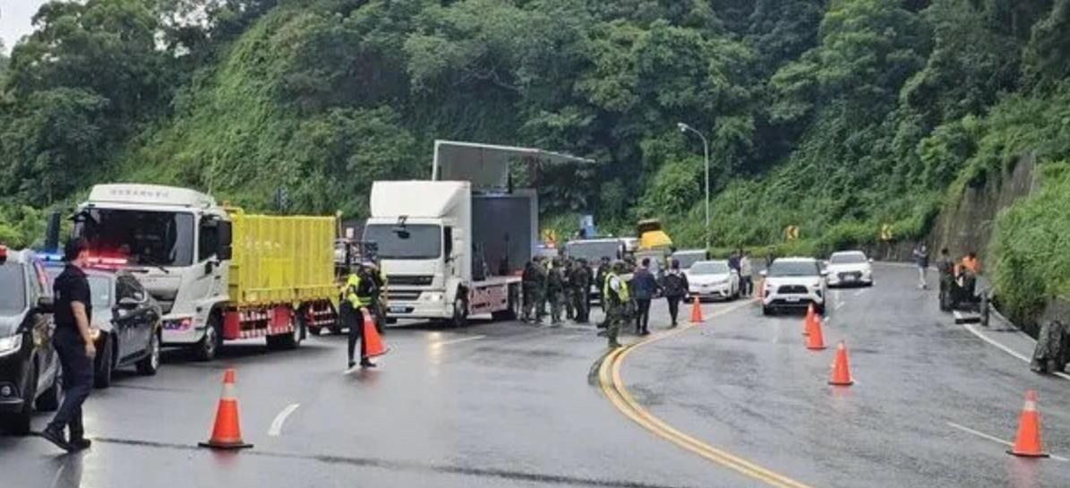 5日，台陆军一辆坦克在行进中一个大型零件突然脱落；5日晚，一架F-16战机降落时
