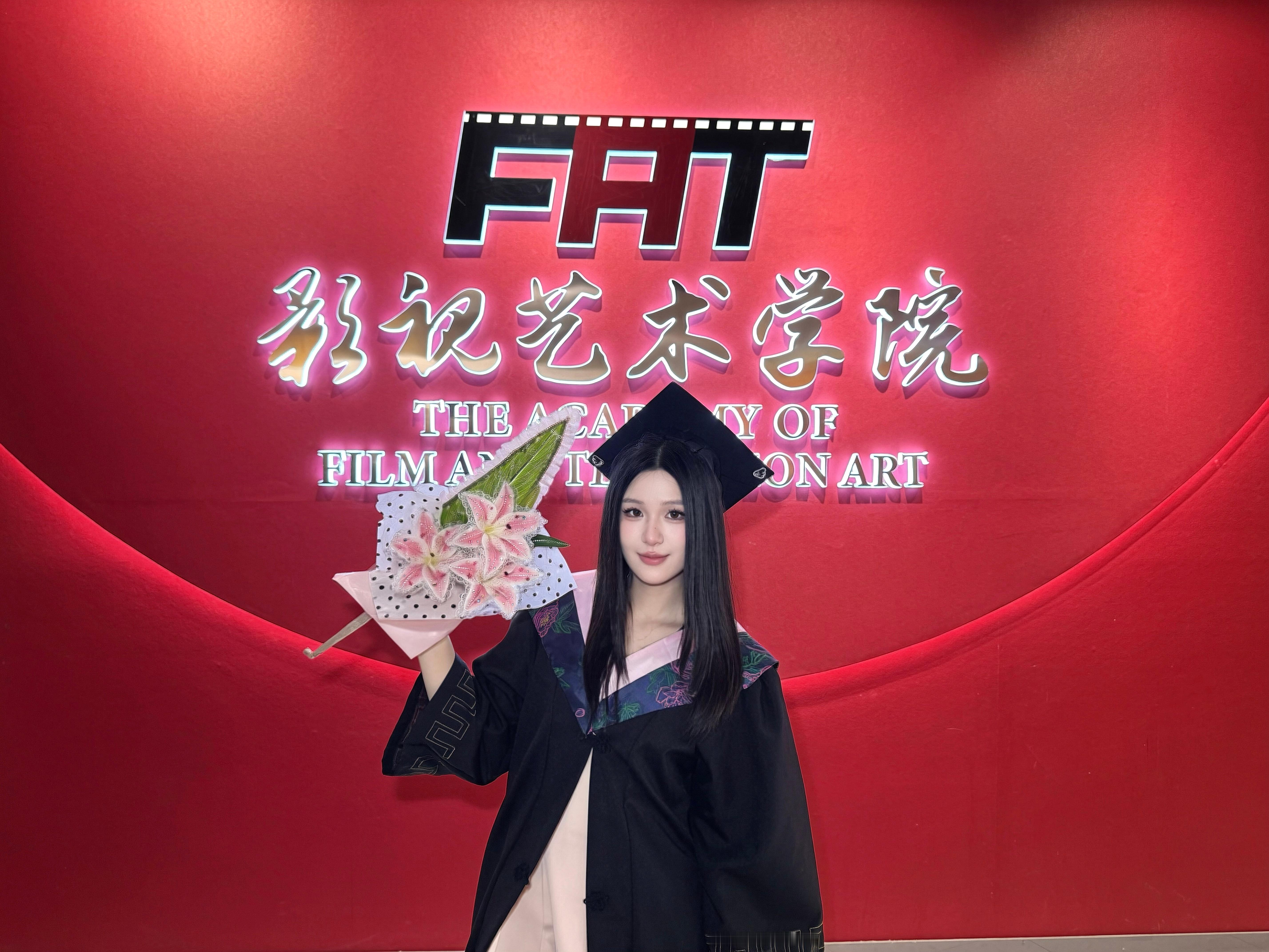 零零散散分两条发完了所有毕业的图片 我的4年终于画上句号了。我们学传媒的妹子就是