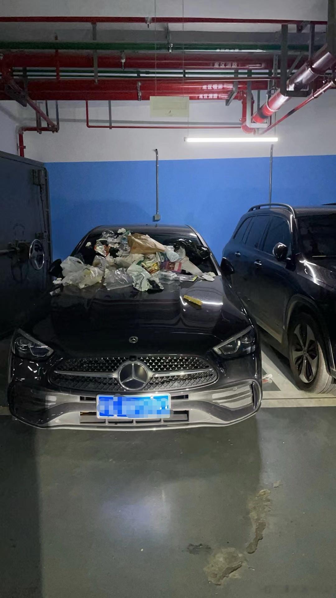 早上出门看到这个……这是什么邻里矛盾[允悲]不过没有造成破坏，好像也没啥好办法。