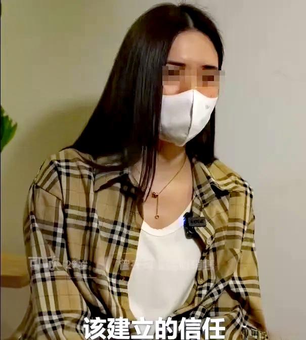 年轻的单亲妈妈，被开豪车、住豪宅的大老板追求，确定关系后，二人情感升温且逐渐亲密