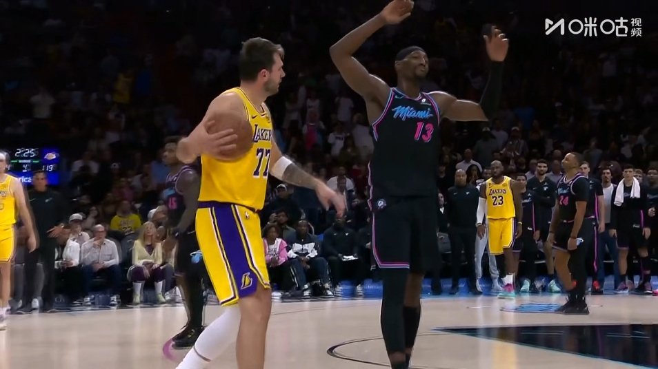 你上去锁喉77 吹你有毛病？今天没给你四十多个罚球心里不平衡了？ 