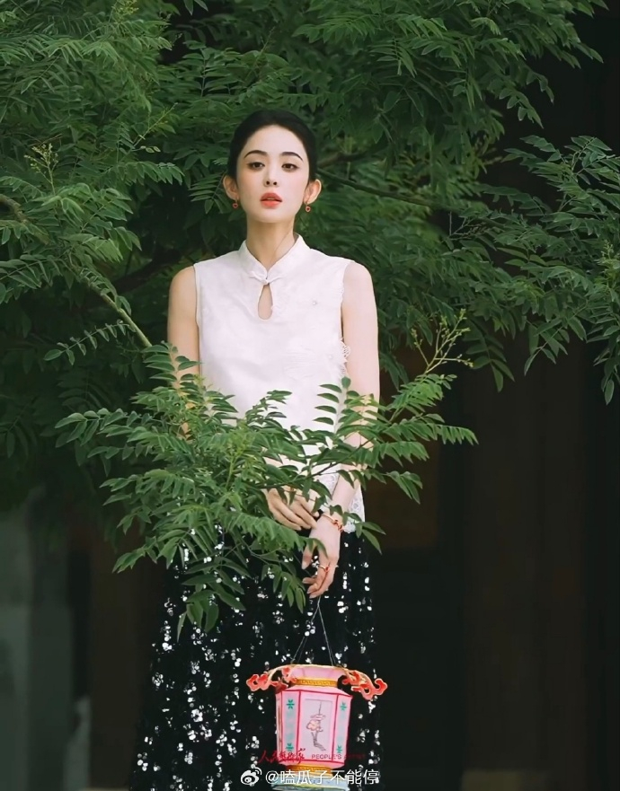 娜扎人民艺术家杂志预告，漂亮大气 
