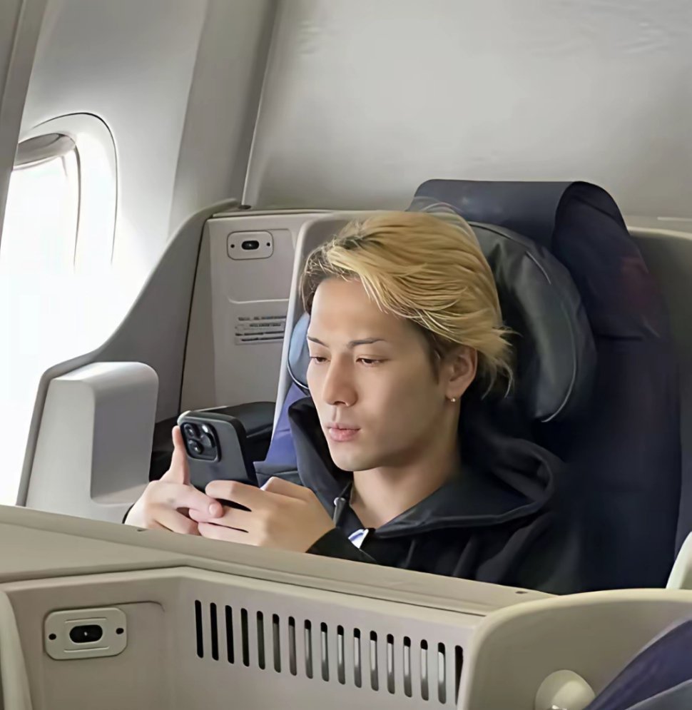 王嘉尔坐飞机时是素颜，要是没有妆容和造型，大概也就是个普通男生吧，很接地气 