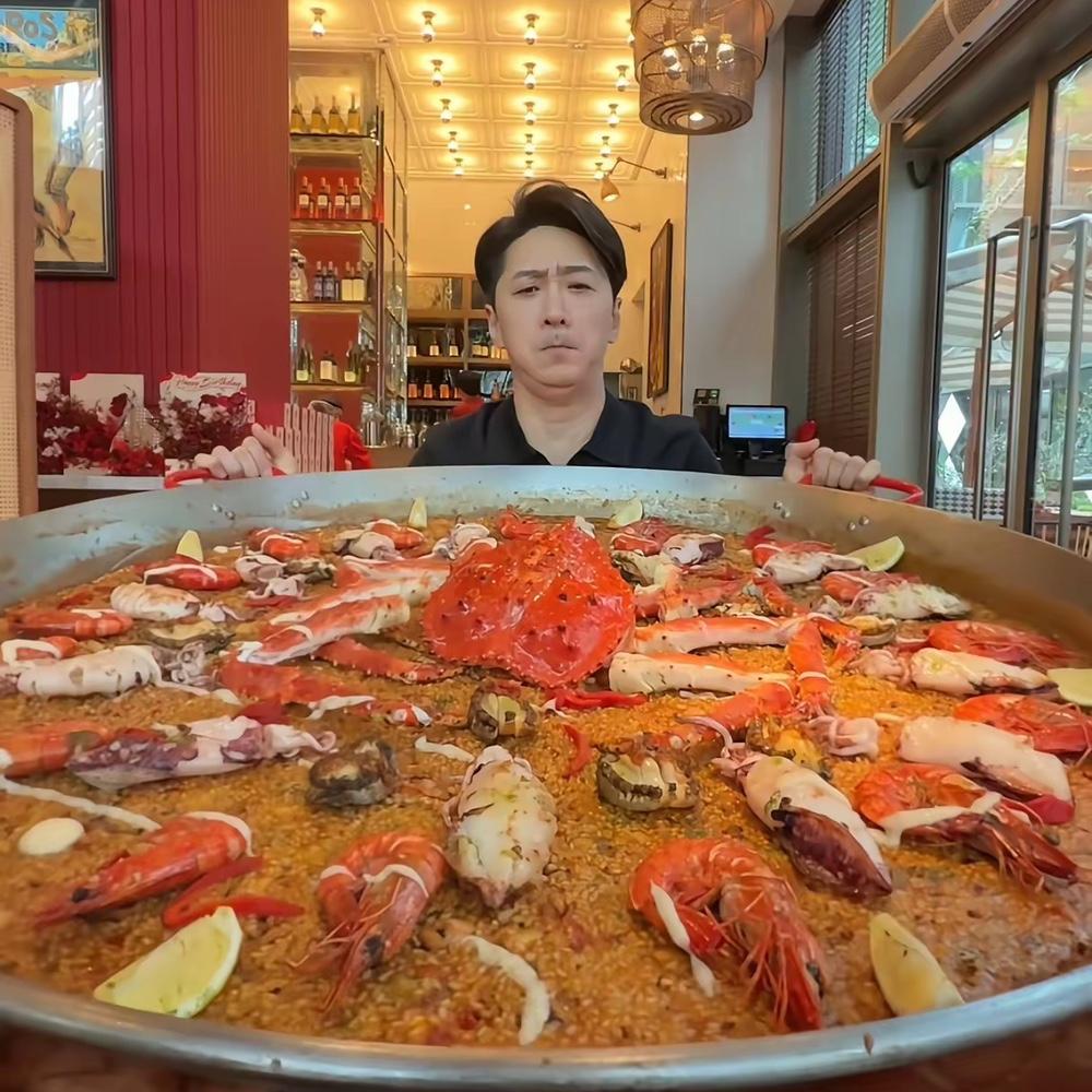 在上海一份海鲜炒饭4000多！！！
​没错，这就是一份炒饭的价格，吓不吓人，惊不