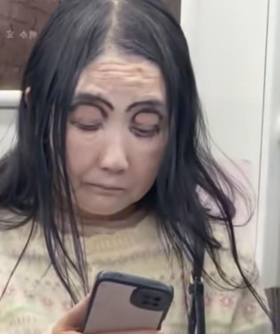 大妈化妆说她不照镜子吧，又还涂的很均匀，主要是眼线当成眉毛化了，这个样子只能白天