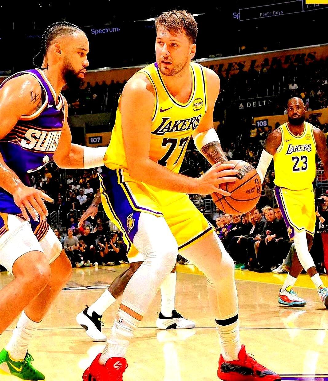 39岁的詹姆斯拼了老命砍下32分，结果还是被太阳按在地上摩擦，这比赛看得真让人心