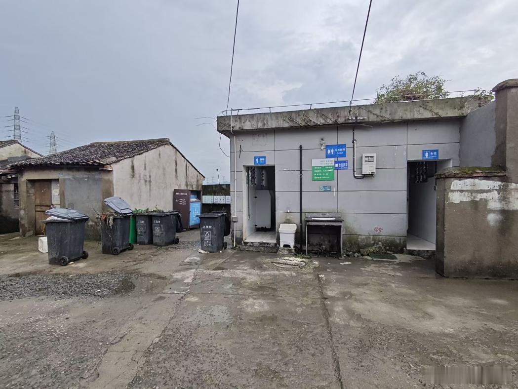 宁波村民遇台风天公厕污水倒灌进屋回应来了 鄞州区姜山镇上塘村村民王女士反映，自家