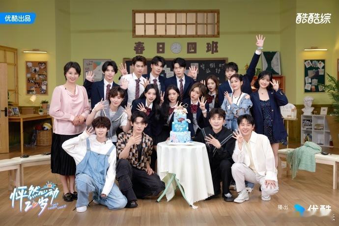 #沈月祝怦然4毕业快乐# 沈月的合照定格了一季的陪伴与成长，如今迎来毕业。希望怦