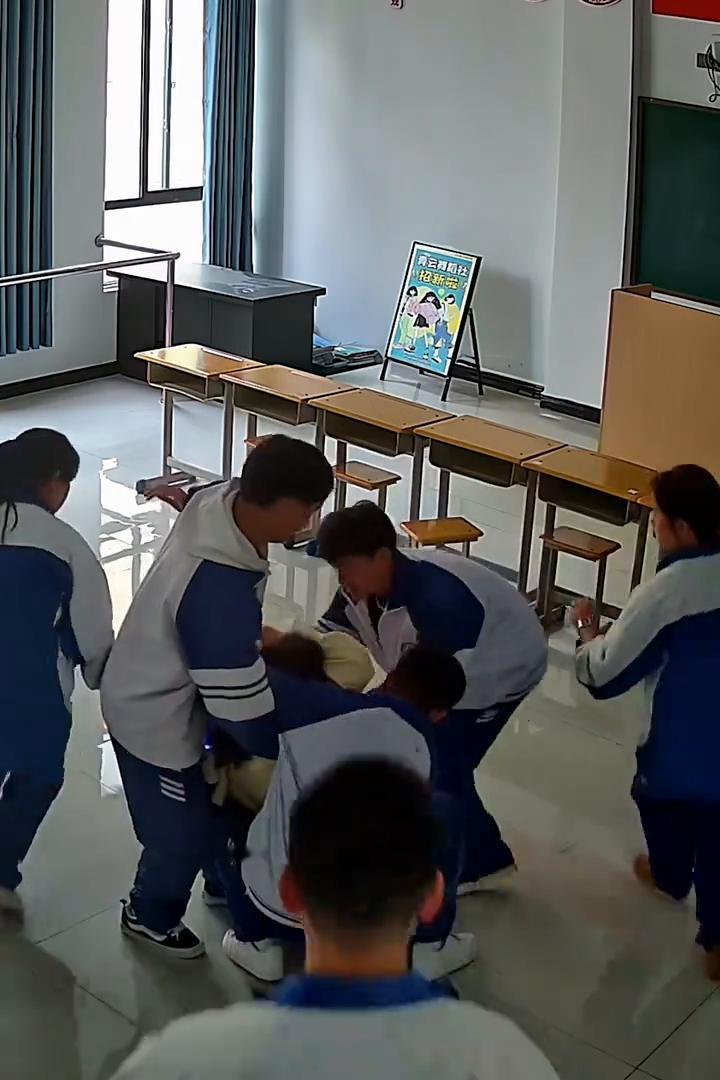 老师突感身体不适离开教室。
4月16日贵州六盘水，同学们发现异常迅速冲出教室。目