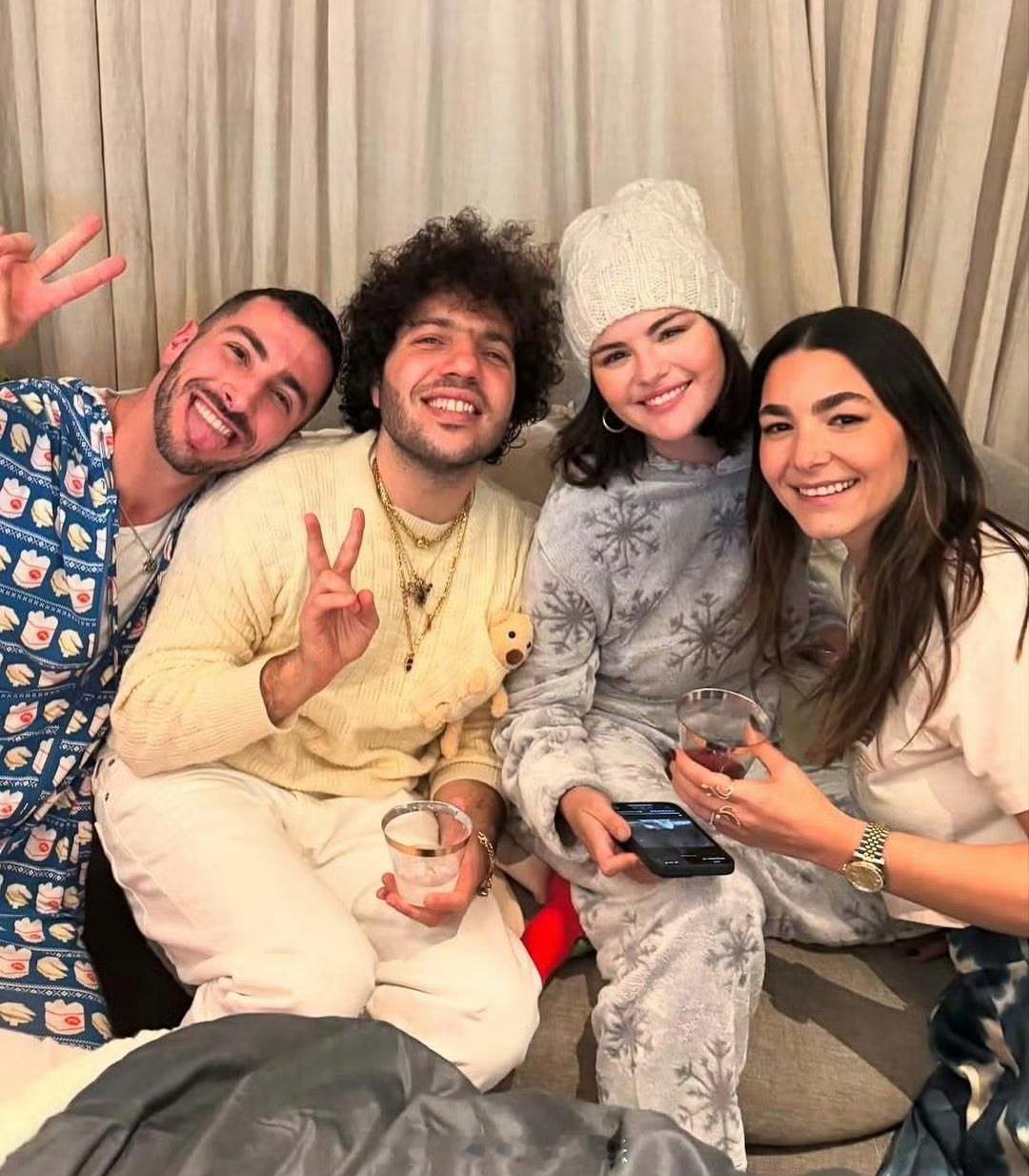 赛琳娜和未婚夫圣诞合照  赛琳娜和未婚夫朋友们一起过圣诞  赛琳娜Selena 