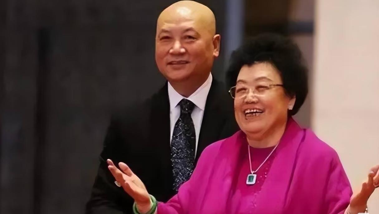 陈丽华在去世之前已经分割好财产了，她给老公迟重瑞留了一部分。

但迟重瑞说他不需