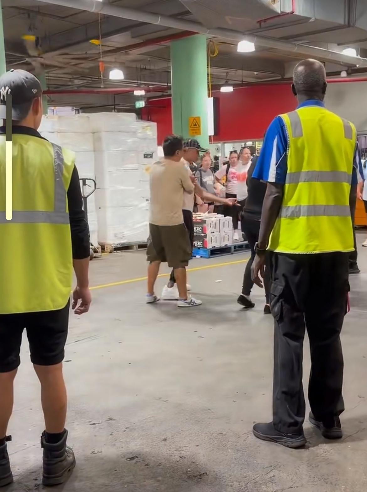 悉尼华人超市，一群精神小伙在超市里偷东西被发现了，其他人跑得比较快，其中有一个人