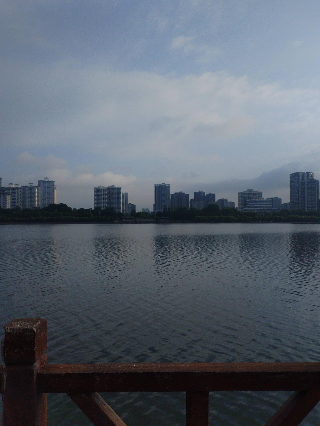 轻哲思意风下联
  1. 心心念念心念终明
      • 对仗解析：“心心念念