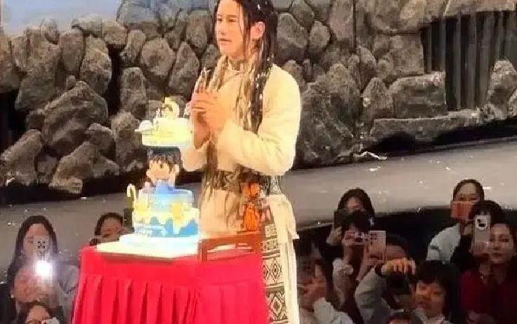 张杰昨晚在演唱会突然放出一段奶声奶气的生日祝福，全场秒变大型催泪现场。
他说是女