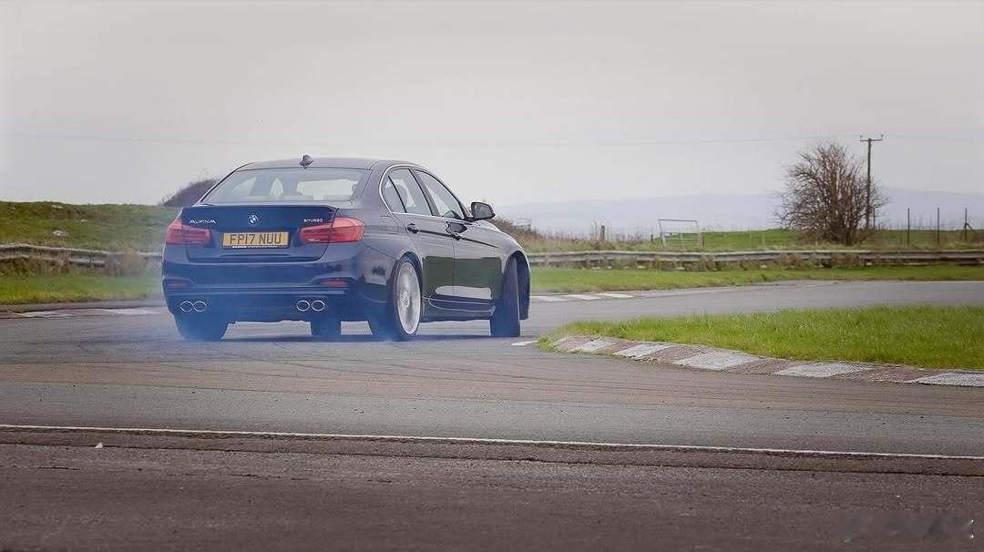 猴子🐒：Alpina B3本来不是为赛道驾驶而生的，尤其柴油版本，因为只有开放