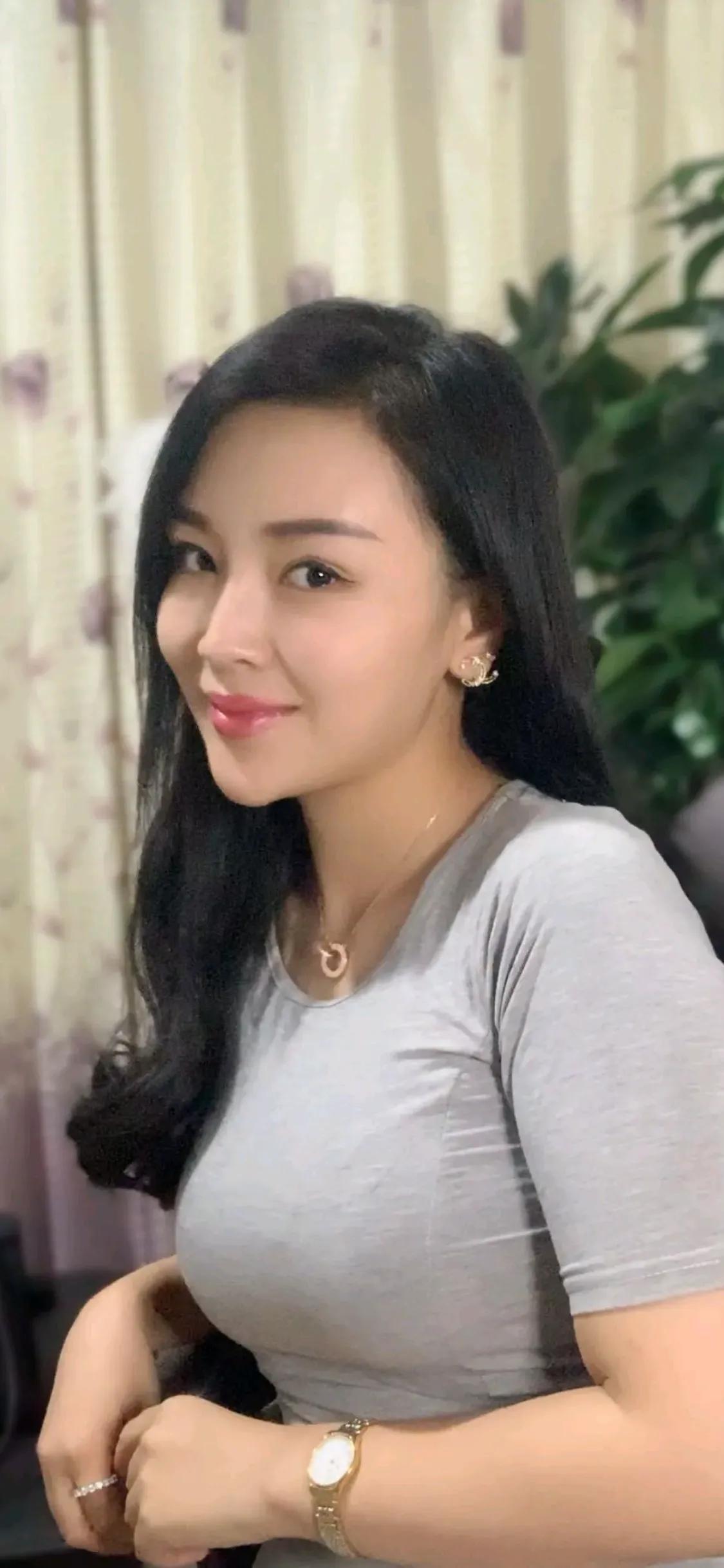 闲来无事打打麻将，碰巧对面是个小姑娘，点子有点背，输得那叫一个惨，一把没赢过。于