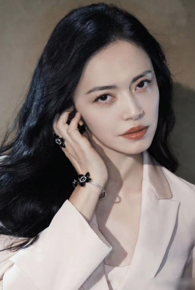 姚晨官宣离婚，一堆人涌进去心疼她。我妈直接把手机扔一边，说“心疼个屁”。
她说