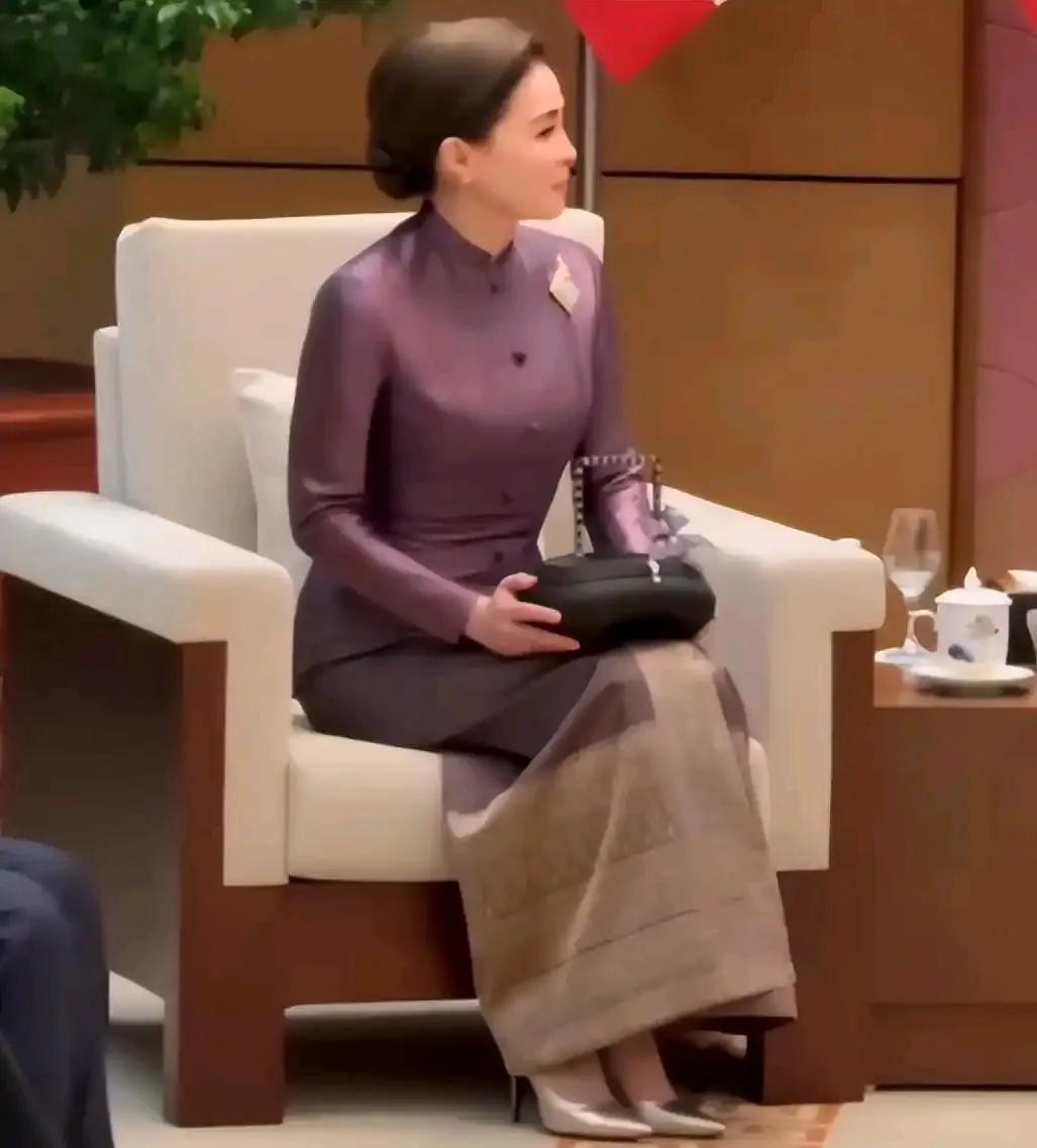 苏提达又拿分了！
苏提达在出访越南活动中亮相，衣服的讲究程度自然不必细说，最让人