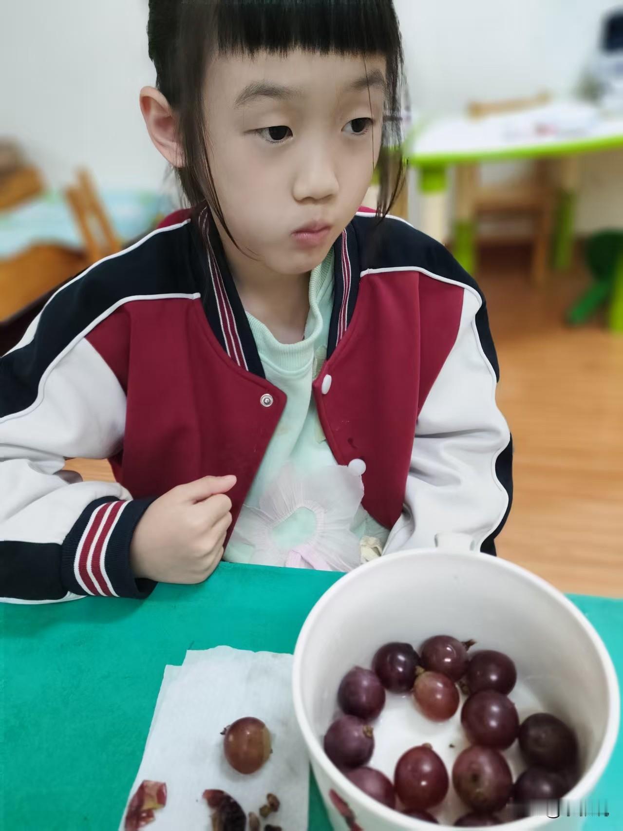 两个都靠谱，就看个人认知了。
存钱很灵活，想什么时候用都可以。
买储蓄型保险需要