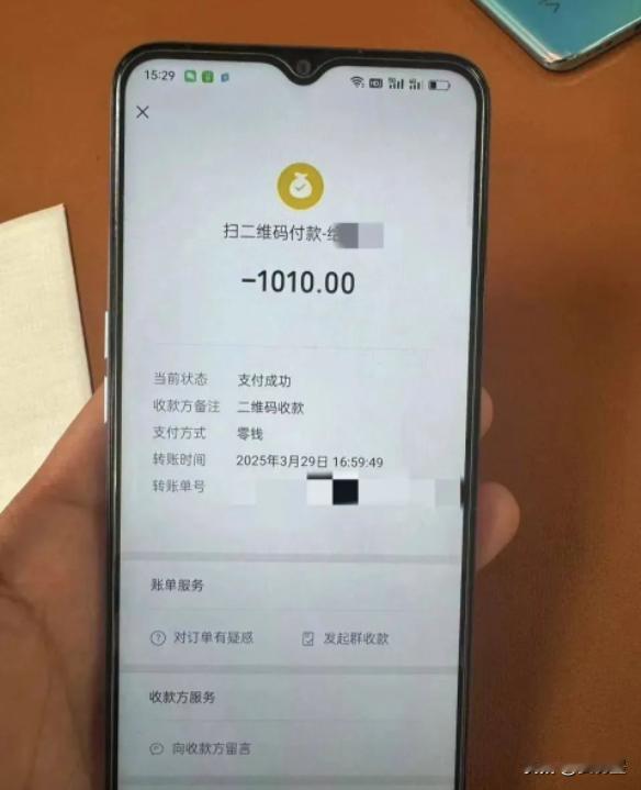 近期，“19岁少年因错付910元打车费而喝农药自杀”的消息登上微博热搜。
这件事