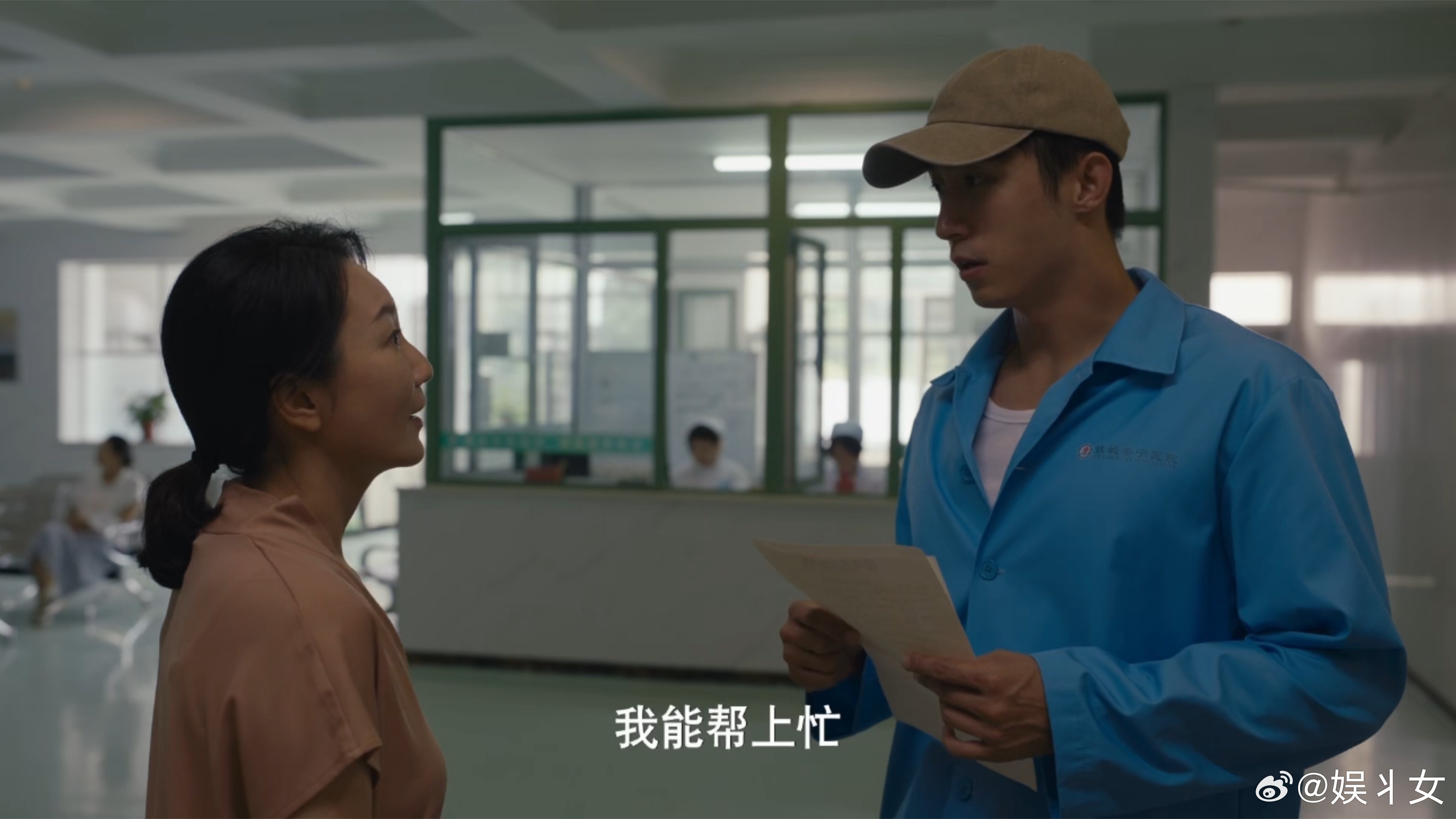 原来父母老了是一瞬间的事 曾经能为我们遮风挡雨的父母，忽然间就需要我们站在他们身