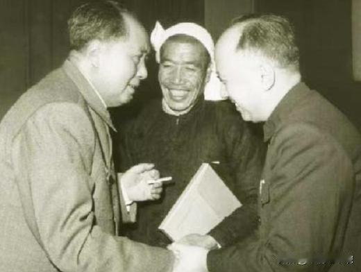 1980年，陈永贵辞去国务院副总理职位。临行前，向华国锋辞别，忍不住感叹，除了毛
